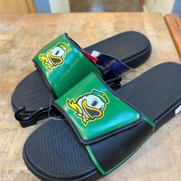 Oregon Ducks Men’s Sz 11/12 Slide Sandals Slip On Green and Black Brand New main image 9